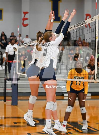 Thumbnail 2 in Cypress Ranch vs Klein Collins photogallery.