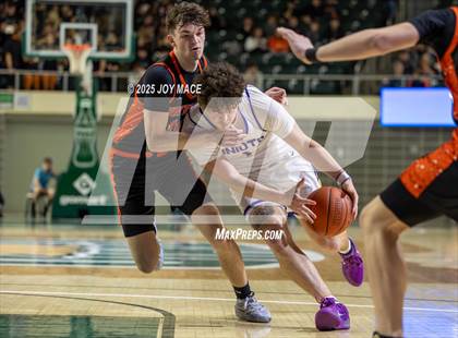 Thumbnail 2 in Unioto vs Waverly (OHSAA D4 District Final) photogallery.