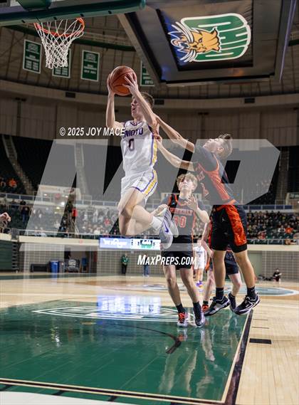 Thumbnail 2 in Unioto vs Waverly (OHSAA D4 District Final) photogallery.