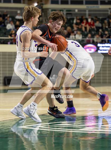 Thumbnail 2 in Unioto vs Waverly (OHSAA D4 District Final) photogallery.