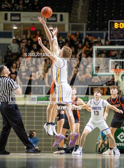 Thumbnail 2 in Unioto vs Waverly (OHSAA D4 District Final) photogallery.