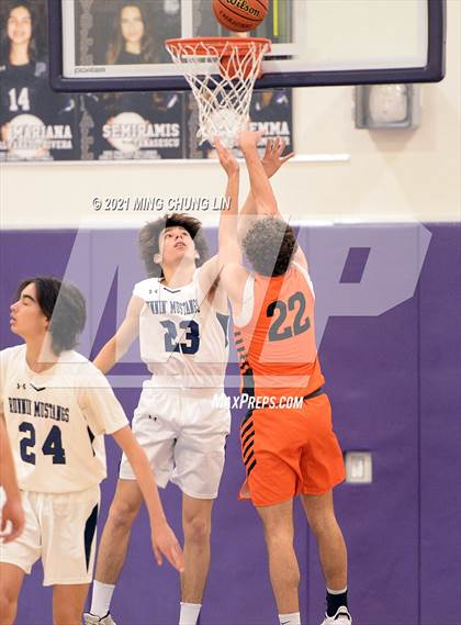 Thumbnail 2 in Trabuco Hills vs. Huntington Beach (Mariko Memorial Classic) photogallery.
