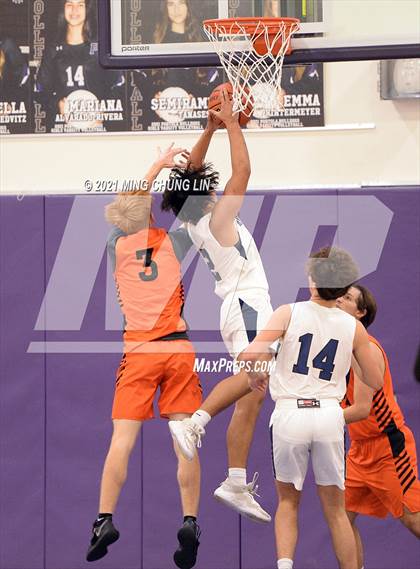 Thumbnail 3 in Trabuco Hills vs. Huntington Beach (Mariko Memorial Classic) photogallery.