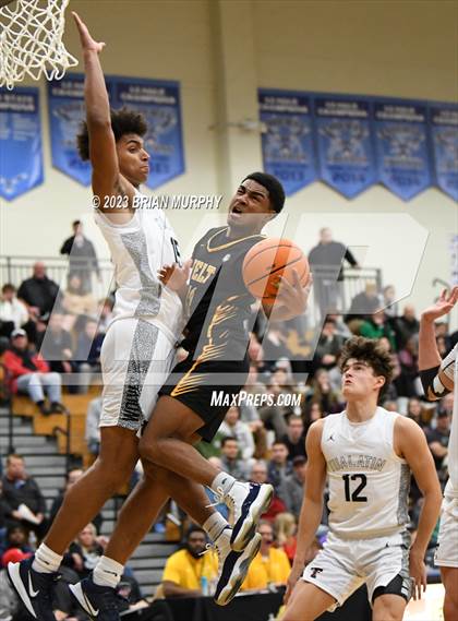Thumbnail 1 in Roosevelt vs. Tualatin (Les Schwab Invitational) photogallery.