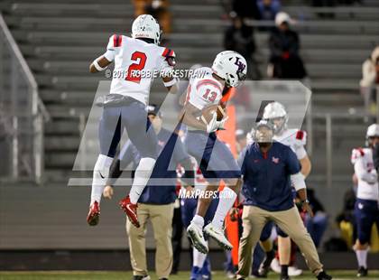 Thumbnail 2 in Palestine vs. Life Waxahachie (UIL 4A Division 1 Region 3 Bi-District) photogallery.