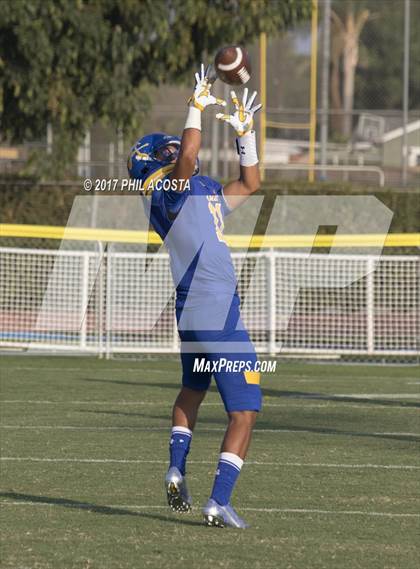 Thumbnail 3 in Bishop Amat vs Mater Dei photogallery.