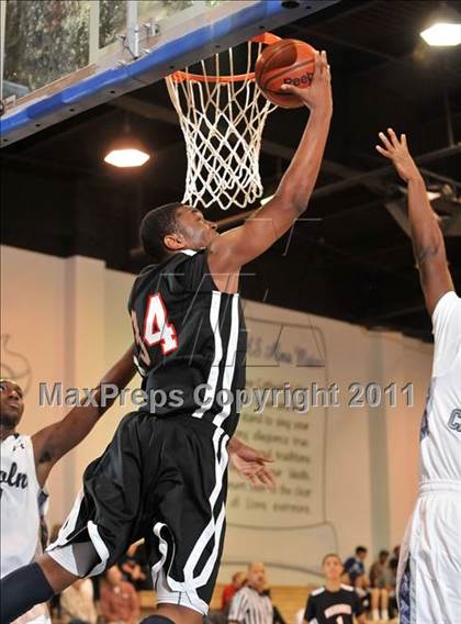 Thumbnail 1 in Harvard-Westlake vs. Lincoln (MaxPreps Holiday Classic) photogallery.