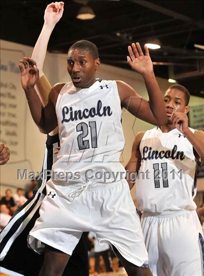 Thumbnail 1 in Harvard-Westlake vs. Lincoln (MaxPreps Holiday Classic) photogallery.