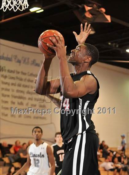 Thumbnail 3 in Harvard-Westlake vs. Lincoln (MaxPreps Holiday Classic) photogallery.