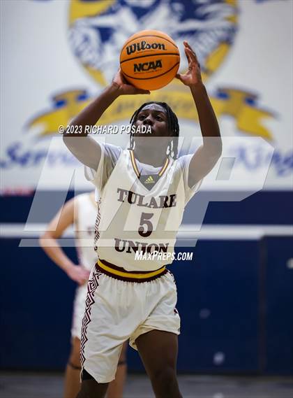 Thumbnail 3 in Selma vs. Tulare Union photogallery.