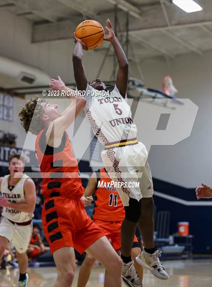 Thumbnail 2 in Selma vs. Tulare Union photogallery.