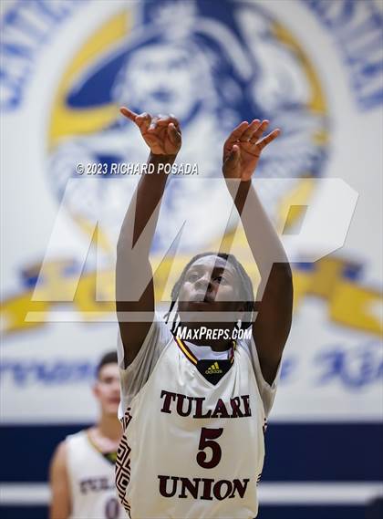 Thumbnail 3 in Selma vs. Tulare Union photogallery.