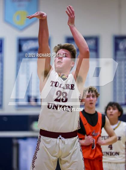 Thumbnail 2 in Selma vs. Tulare Union photogallery.