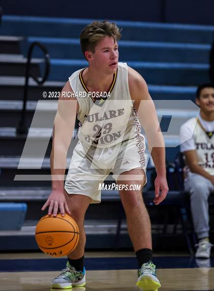 Thumbnail 3 in Selma vs. Tulare Union photogallery.