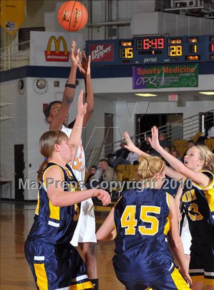 Thumbnail 3 in Mt. Vernon vs Marion (Regional Playoffs) photogallery.