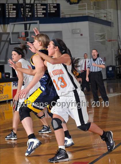 Thumbnail 3 in Mt. Vernon vs Marion (Regional Playoffs) photogallery.