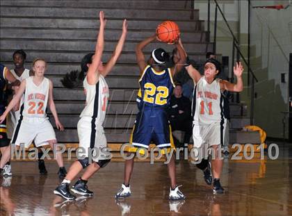 Thumbnail 3 in Mt. Vernon vs Marion (Regional Playoffs) photogallery.