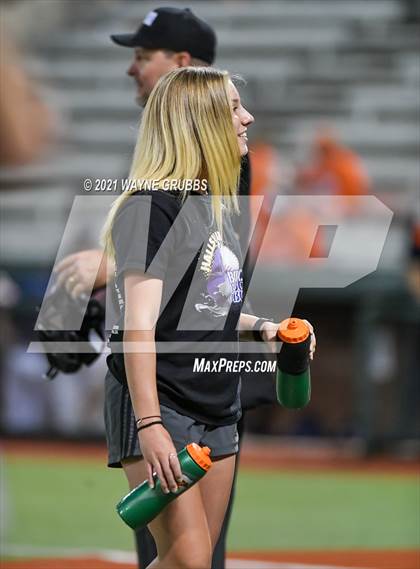 Thumbnail 2 in Hallsville vs. Wakeland (UIL 5A Regional Final) photogallery.