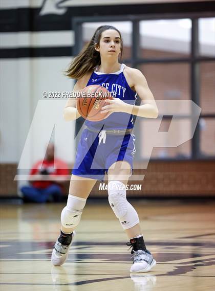 Thumbnail 1 in Muenster vs. Wolfe City (UIL 2A D2 Bi-District) photogallery.