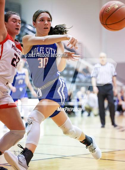 Thumbnail 1 in Muenster vs. Wolfe City (UIL 2A D2 Bi-District) photogallery.