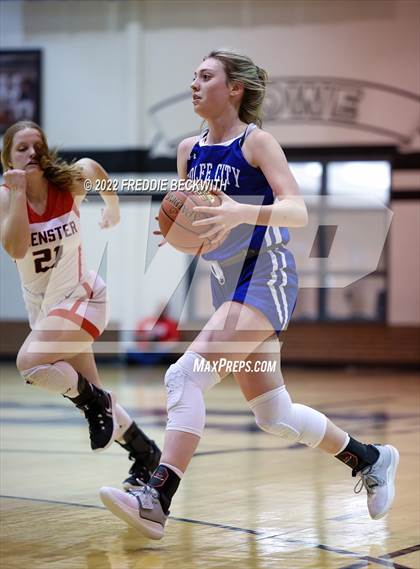 Thumbnail 2 in Muenster vs. Wolfe City (UIL 2A D2 Bi-District) photogallery.
