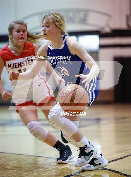 Thumbnail 2 in Muenster vs. Wolfe City (UIL 2A D2 Bi-District) photogallery.