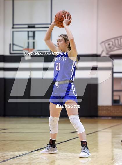Thumbnail 3 in Muenster vs. Wolfe City (UIL 2A D2 Bi-District) photogallery.
