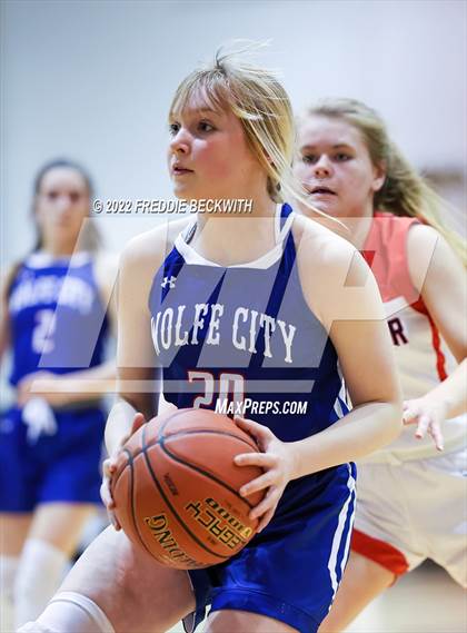 Thumbnail 1 in Muenster vs. Wolfe City (UIL 2A D2 Bi-District) photogallery.