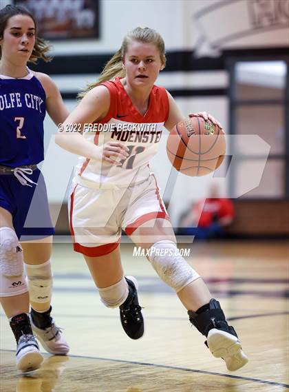 Thumbnail 3 in Muenster vs. Wolfe City (UIL 2A D2 Bi-District) photogallery.