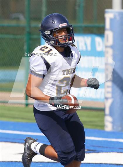 Thumbnail 2 in Morse vs. Palo Verde Valley (SDFNL Kickoff Classic) photogallery.