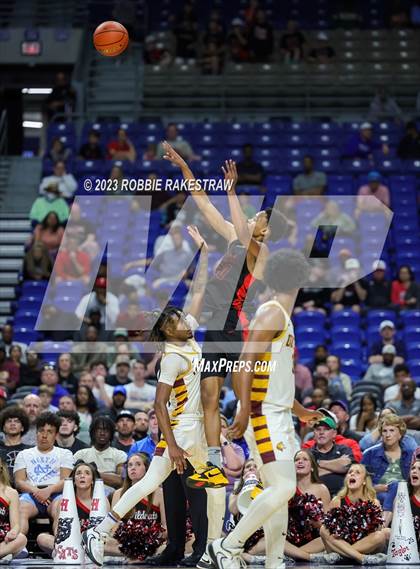Thumbnail 2 in Beaumont United vs. Lake Highlands (UIL 6A Basketball State Final) photogallery.