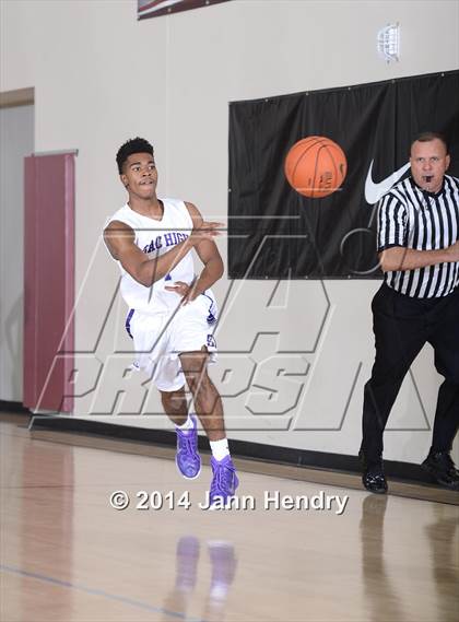 Thumbnail 2 in Saddleback Valley Christian vs Sacramento (MaxPreps Holiday Classic) photogallery.