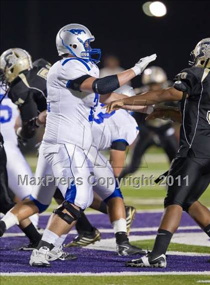 Thumbnail 3 in Foster vs. Friendswood (4A Region 3 Bi-District Playoffs) photogallery.