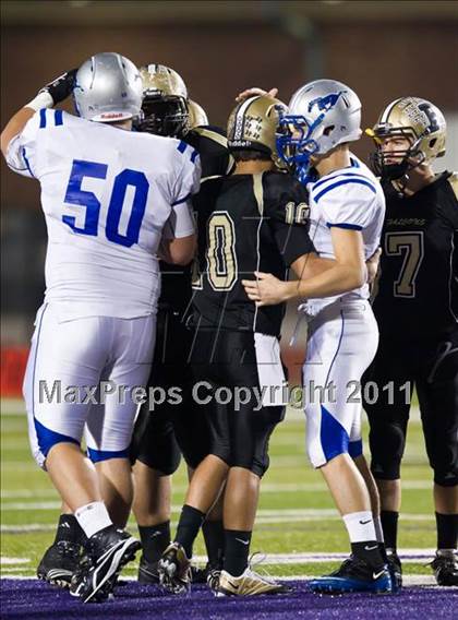 Thumbnail 2 in Foster vs. Friendswood (4A Region 3 Bi-District Playoffs) photogallery.