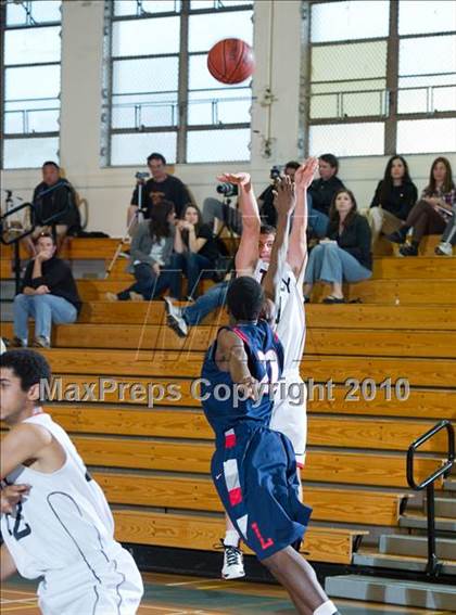 Thumbnail 3 in Leuzinger vs. Troy (Santa Barbara Holiday Classic Tournament) photogallery.