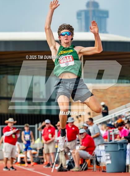 Thumbnail 2 in UIL 3A Boys Track & Field Finals photogallery.