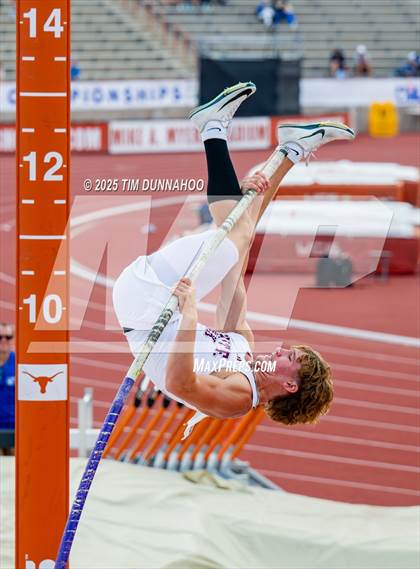 Thumbnail 2 in UIL 3A Boys Track & Field Finals photogallery.