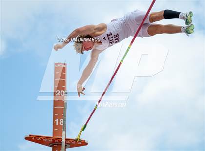 Thumbnail 1 in UIL 3A Boys Track & Field Finals photogallery.