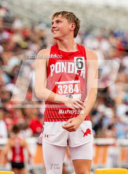Thumbnail 1 in UIL 3A Boys Track & Field Finals photogallery.