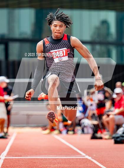 Thumbnail 2 in UIL 3A Boys Track & Field Finals photogallery.