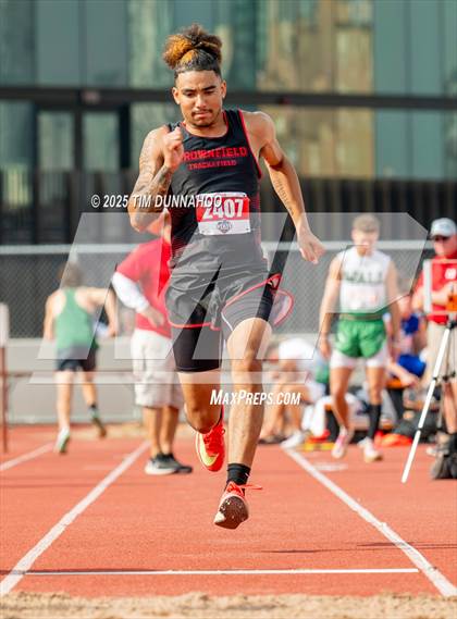 Thumbnail 2 in UIL 3A Boys Track & Field Finals photogallery.
