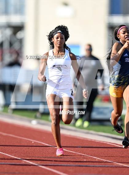 Thumbnail 3 in UIL 6A District 14 Region 2 Track and Field Meet photogallery.
