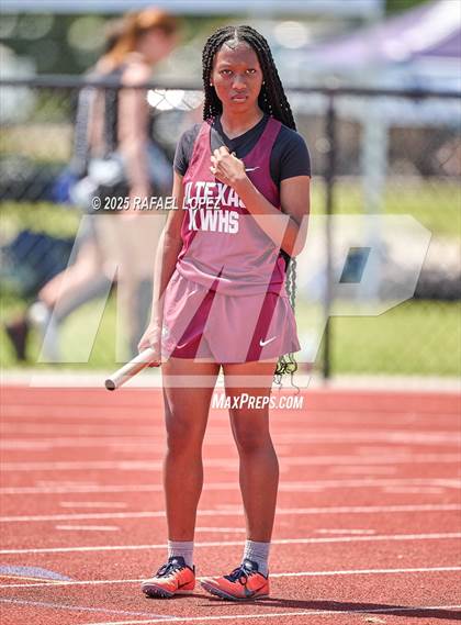 Thumbnail 2 in Lake Houston Conquerors Invitational (4x400M) photogallery.