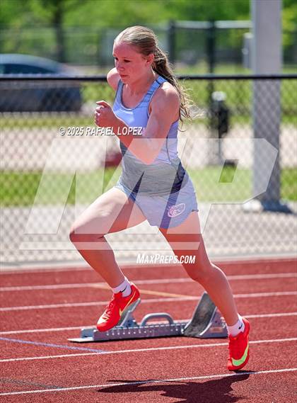 Thumbnail 3 in Lake Houston Conquerors Invitational (4x400M) photogallery.