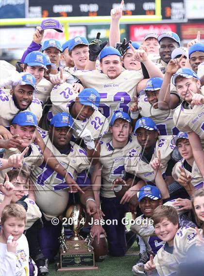 Thumbnail 2 in Union City vs. Coalfield (TSSAA Division I Class 1A BlueCross Bowl)  photogallery.
