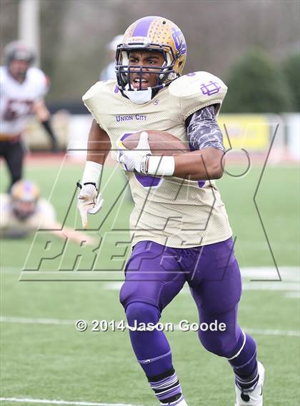 Thumbnail 3 in Union City vs. Coalfield (TSSAA Division I Class 1A BlueCross Bowl)  photogallery.