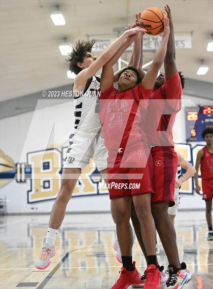 Thumbnail 1 in St. Margaret's vs. Leuzinger (MLK Classic) photogallery.