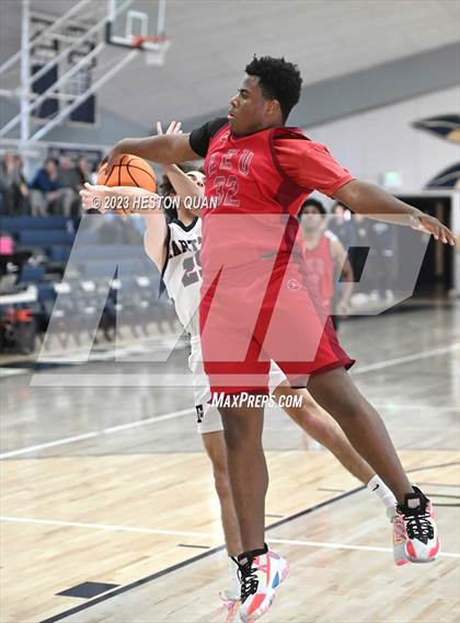 Thumbnail 1 in St. Margaret's vs. Leuzinger (MLK Classic) photogallery.