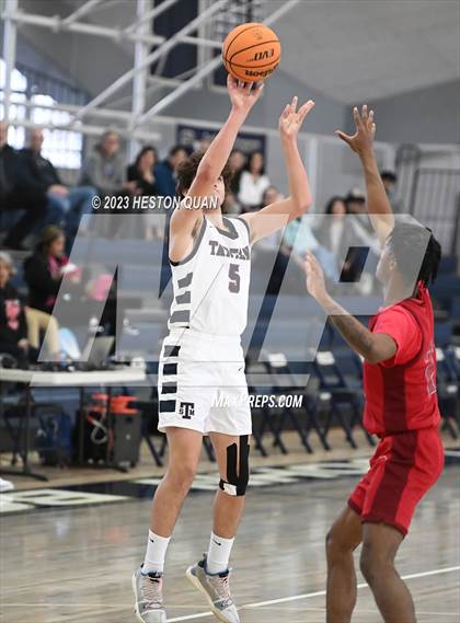 Thumbnail 3 in St. Margaret's vs. Leuzinger (MLK Classic) photogallery.
