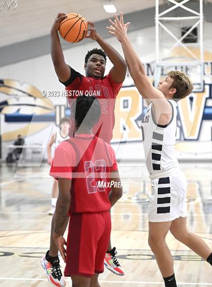 Thumbnail 1 in St. Margaret's vs. Leuzinger (MLK Classic) photogallery.